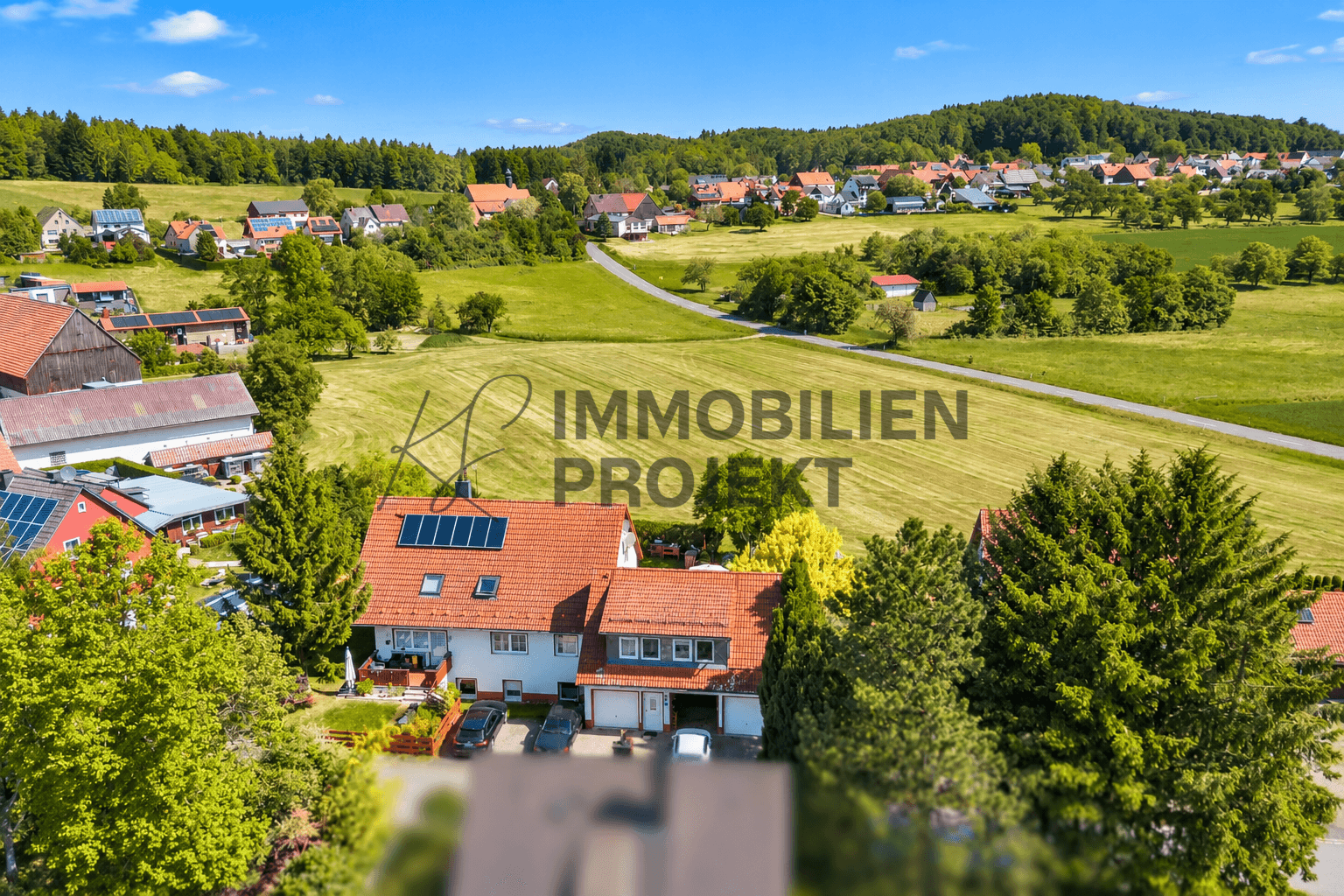 Panoramablick über Dorf und Landschaft