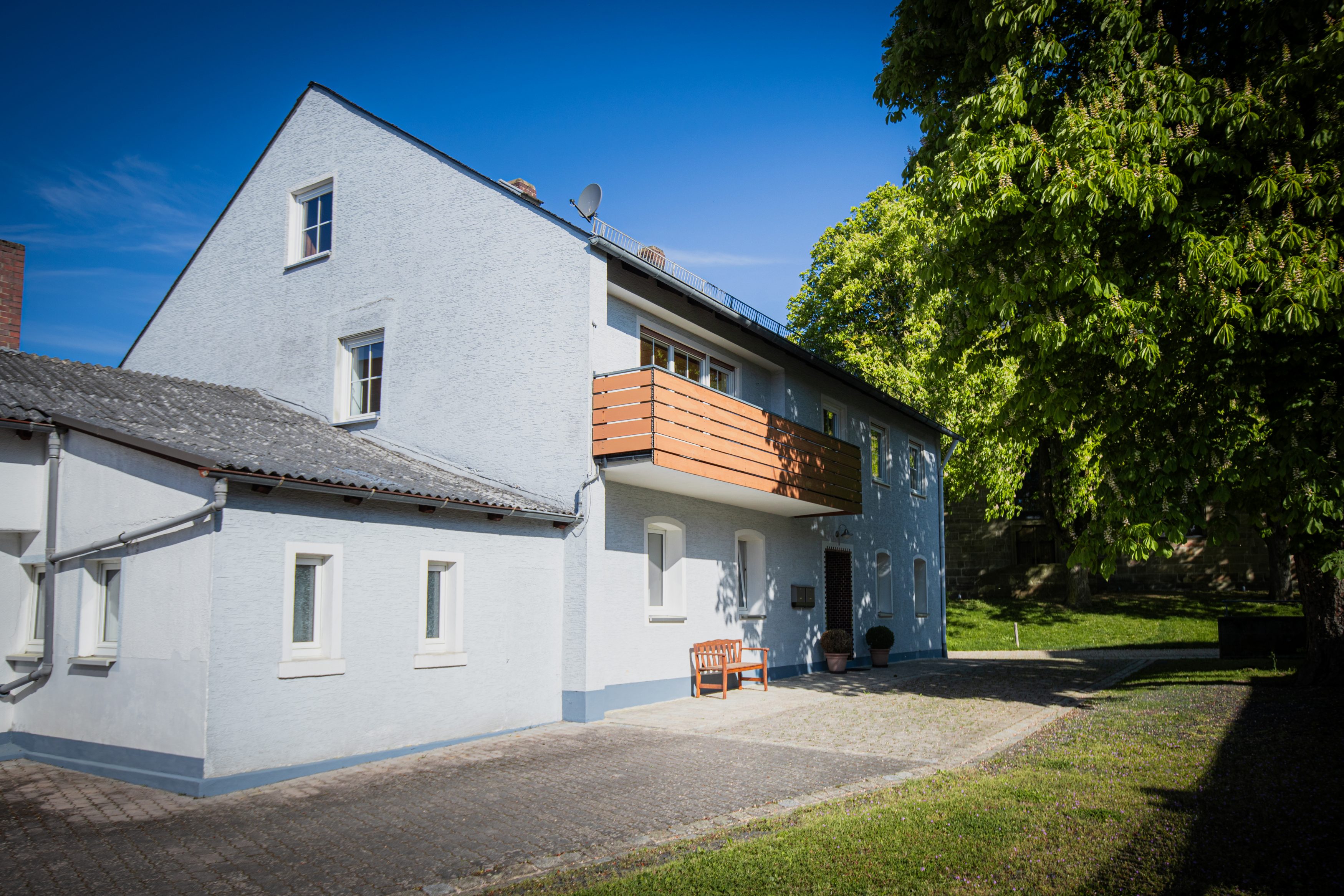 Immobilienverkauf: Historisches Mehrfamilienhaus mit Ausbaupotenzial in Speichersdorf