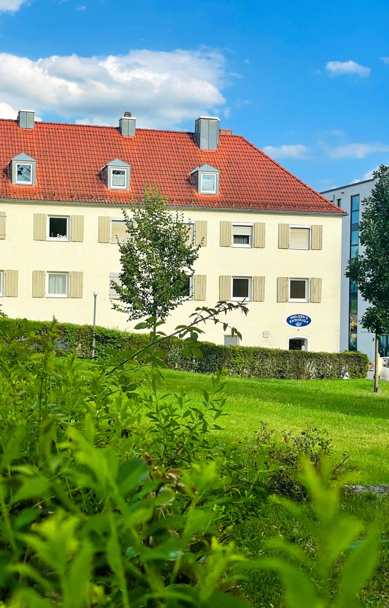 Immobilien-Verkauf: Mehrfamilienhaus mit 325 m2 Wohnfläche & Gewerbeeinheit 64 m2 sowie privaten Stellplätzen im Stadtteil Kreuz in Bayreuth