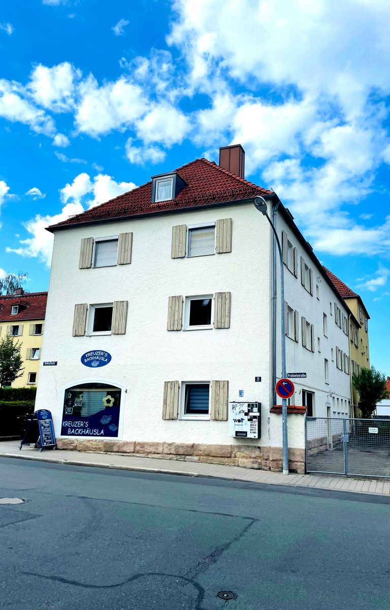 Immobilien-Verkauf: Mehrfamilienhaus mit 325 m2 Wohnfläche & Gewerbeeinheit 64 m2 sowie privaten Stellplätzen im Stadtteil Kreuz in Bayreuth