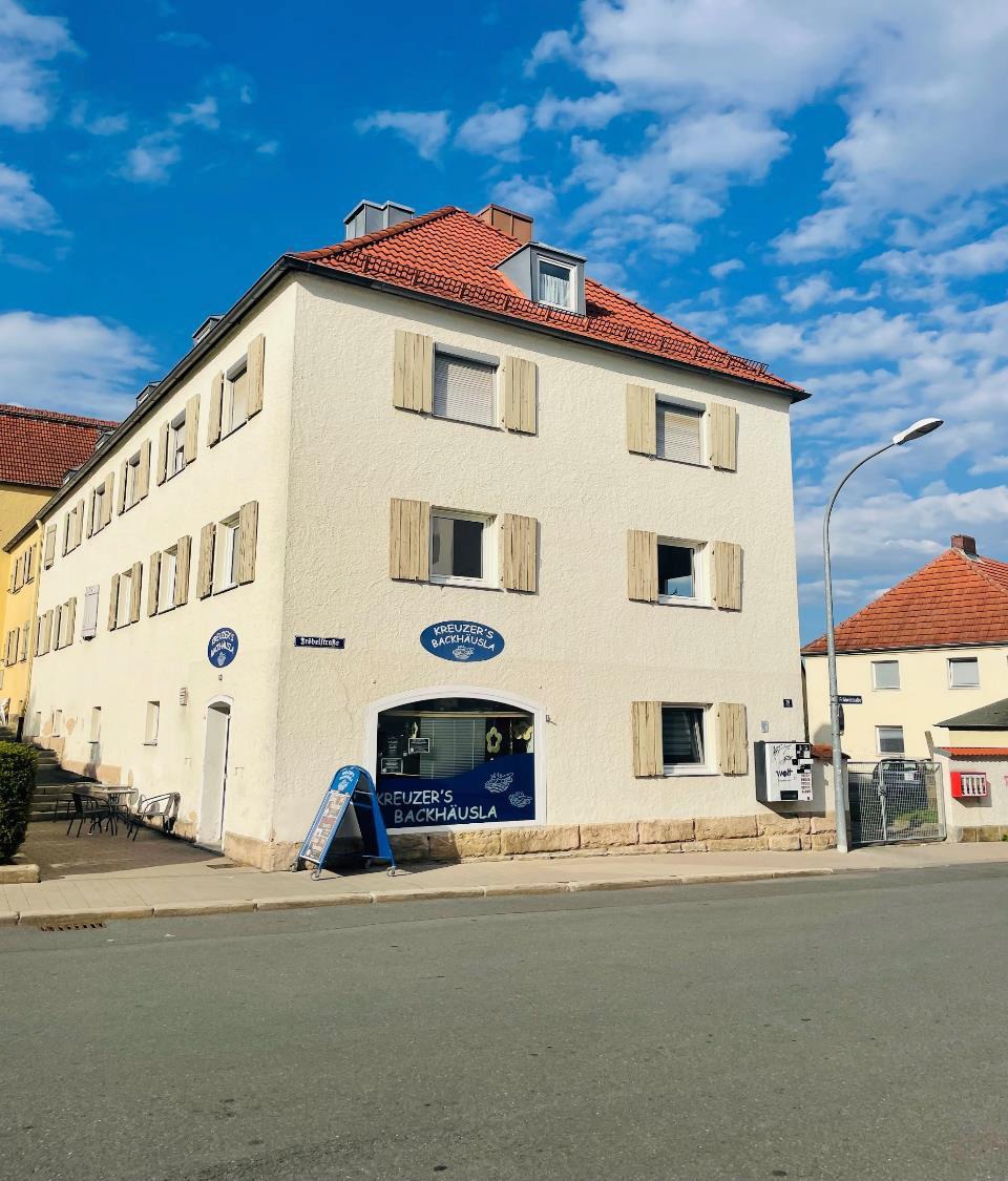 Mehrfamilienhaus mit 325 m2 Wohnfläche & Gewerbeeinheit 64 m2 sowie privaten Stellplätzen im Stadtteil Kreuz in Bayreuth